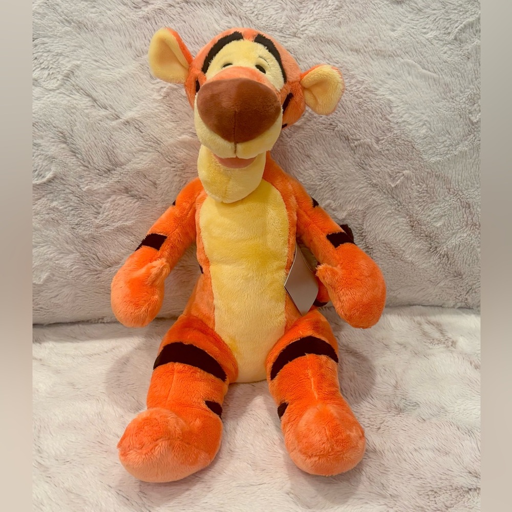 Disney Store Authentic Tigger Winnie the Pooh Plush NEW
